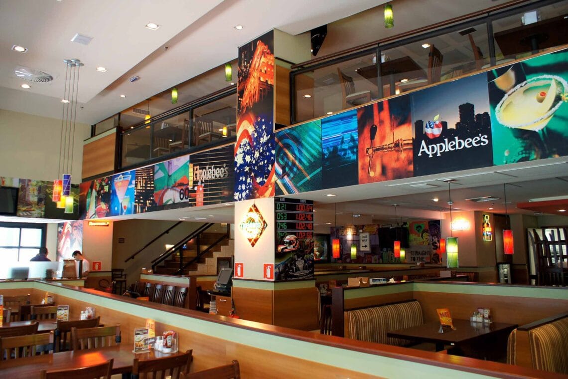 Controle de Qualidade e Segurança Alimentar As normas da Anvisa para restaurantes incluem rigorosos controles de qualidade e segurança alimentar. Isso envolve a implementação de Procedimentos Operacionais Padronizados (POPs) para limpeza, desinfecção e manutenção de equipamentos. O monitoramento constante da temperatura dos alimentos e a verificação de prazos de validade são essenciais para evitar riscos de contaminação. Cumprir essas normas demonstra o compromisso do restaurante com a saúde dos clientes, garantindo um ambiente seguro e confiável para refeições.