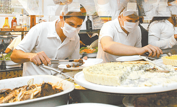 Seguir as normas da Anvisa é crucial para garantir a segurança alimentar e a saúde dos clientes em restaurantes. As regulamentações abrangem desde a estrutura física do estabelecimento até a manipulação e armazenamento dos alimentos. É essencial que a cozinha possua ventilação adequada, superfícies lisas e laváveis, e áreas de armazenamento separadas para evitar contaminação cruzada. Os funcionários devem adotar rigorosos padrões de higiene, incluindo a lavagem frequente das mãos e o uso de uniformes limpos. Além disso, o controle de pragas e a correta sanitização de utensílios e equipamentos são obrigatórios. Cumprir essas normas não só evita penalidades legais, mas também aumenta a confiança dos consumidores, assegurando a qualidade e segurança dos alimentos servidos.