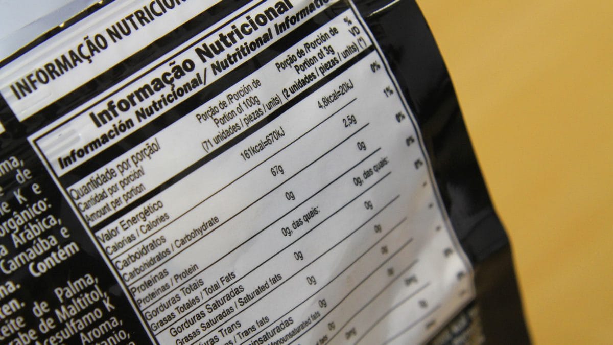 A rotulagem nutricional nos alimentos é essencial para informar os consumidores sobre o valor nutricional dos produtos que estão adquirindo. Ela fornece detalhes importantes como calorias, proteínas, carboidratos, gorduras, vitaminas e minerais. Com essas informações, os consumidores podem fazer escolhas alimentares mais saudáveis e adequadas às suas necessidades nutricionais, contribuindo para uma dieta equilibrada e um estilo de vida saudável.
