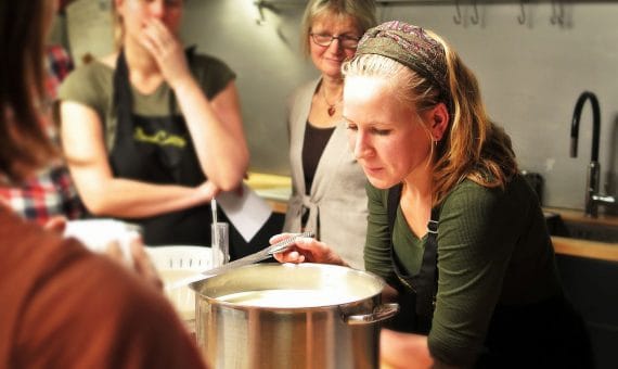  Os Procedimentos Operacionais Padronizados (POPs) são documentos essenciais em estabelecimentos que lidam com alimentos, garantindo que cada etapa do processo seja executada de forma consistente e segura. Desde a recepção das matérias-primas até o serviço ao cliente, os POPs detalham os passos a serem seguidos, assegurando conformidade com as normas sanitárias e de qualidade. Com os POPs, os estabelecimentos promovem a eficiência operacional, reduzem desperdícios e mantêm um alto padrão de qualidade em seus produtos e serviços. Além disso, os POPs servem como uma ferramenta de treinamento, garantindo que todos os funcionários estejam alinhados com as melhores práticas e procedimentos estabelecidos. Em suma, os POPs são a espinha dorsal da operação, garantindo eficiência e qualidade em todas as atividades. Como elaborar, empresa que faz Procedimentos Operacionais Padronizados (POPs)