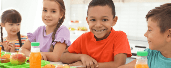 Projetos de Nutrição em Escolas Os projetos de nutrição em escolas desempenham um papel crucial na promoção da saúde e bem-estar das crianças, cultivando hábitos alimentares saudáveis desde cedo. Esses projetos abrangem uma variedade de iniciativas, desde a oferta de refeições balanceadas no ambiente escolar até a educação nutricional em sala de aula e a criação de ambientes alimentares favoráveis. Ao fornecer acesso a alimentos nutritivos e educar os alunos sobre escolhas alimentares saudáveis, os projetos de nutrição contribuem para o desenvolvimento físico, cognitivo e emocional das crianças. Além disso, esses projetos podem ter um impacto positivo nas comunidades, influenciando hábitos alimentares familiares e reduzindo o risco de doenças relacionadas à alimentação. Em última análise, os projetos de nutrição em escolas são investimentos valiosos no futuro, capacitando as crianças a alcançar seu pleno potencial através de uma alimentação saudável e equilibrada. Projetos-de-Nutricao-em-Escolas-Nutricionista-Respnsavel-Tecnica-para-escolas-nutritotal-educacao-nutricional-escolas.