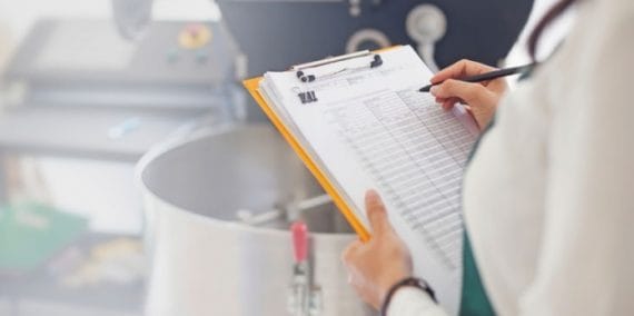 Fichas Técnicas de Preparo: Padronização e Eficiência na Cozinha As fichas técnicas de preparo são documentos essenciais em estabelecimentos alimentícios, detalhando os ingredientes, quantidades, procedimentos e medidas necessárias para a preparação de cada prato. Essas fichas garantem a padronização dos pratos, assegurando que sejam sempre preparados da mesma forma, com consistência e qualidade. Além disso, facilitam o controle de custos, permitindo a estimativa precisa dos insumos necessários para cada receita. Com as fichas técnicas de preparo, os estabelecimentos podem otimizar a produção, reduzir desperdícios e garantir a satisfação dos clientes com pratos deliciosos e consistentes.