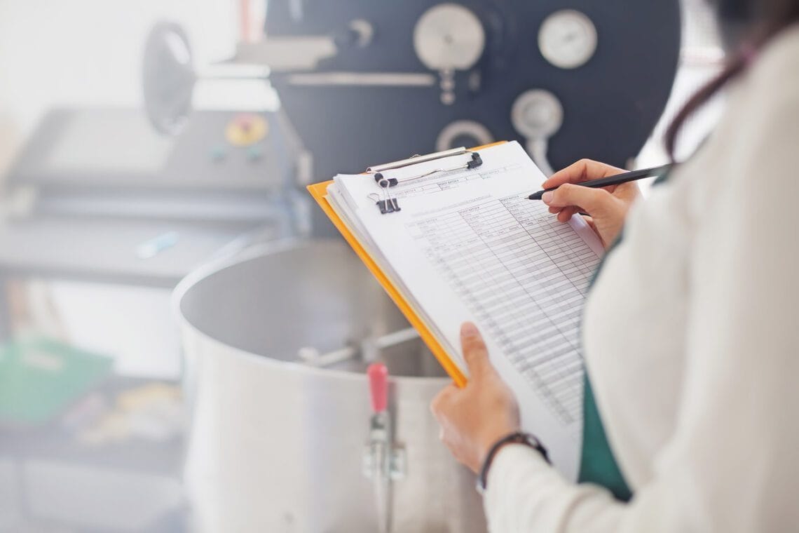 A consultoria nutricional para grupos específicos, como crianças, gestantes, idosos ou pessoas com condições de saúde específicas, funciona de maneira altamente personalizada para atender às necessidades únicas de cada grupo. O processo começa com uma avaliação inicial detalhada que considera fatores como idade, condição de saúde, nível de atividade física e quaisquer restrições alimentares. Com base nessa avaliação, o nutricionista desenvolve planos alimentares adaptados às necessidades nutricionais específicas do grupo. Além disso, a consultoria inclui educação nutricional para ajudar os indivíduos a entenderem a importância de uma alimentação equilibrada e como fazer escolhas saudáveis no dia a dia. Acompanhamentos regulares permitem ajustes contínuos ao plano alimentar, garantindo que as necessidades nutricionais sejam atendidas de forma eficaz e sustentável ao longo do tempo.