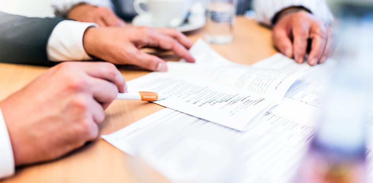 No contexto corporativo, a consultoria nutricional funciona oferecendo programas de bem-estar voltados para os funcionários. O processo começa com a avaliação das necessidades e preferências alimentares dos colaboradores, seguida pela criação de planos alimentares personalizados ou workshops de educação nutricional. Além disso, o nutricionista pode ajudar na elaboração de cardápios mais saudáveis para o refeitório da empresa e oferecer sessões de acompanhamento para monitorar a saúde dos funcionários. Esses programas não só melhoram a saúde e o bem-estar dos colaboradores, mas também podem aumentar a produtividade e reduzir o absenteísmo.