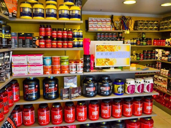 A Elaboração de rotulagem de suplementos é um processo crucial que garante a transparência e a conformidade dos produtos com as regulamentações vigentes. A ANVISA exige que os rótulos de suplementos alimentares contenham informações detalhadas sobre a composição do produto, como a lista de ingredientes, quantidade de nutrientes por porção, modo de uso, e advertências sobre possíveis alergênicos. Além disso, devem ser claros quanto às suas reais funções e benefícios, evitando alegações enganosas. Uma rotulagem adequada não apenas protege a saúde do consumidor, fornecendo dados essenciais para uma escolha informada, mas também fortalece a credibilidade da marca no mercado. Cumprir rigorosamente essas normas de rotulagem é essencial para garantir a segurança e a confiança dos consumidores nos suplementos oferecidos.