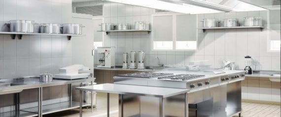 A adequação de cozinhas industriais é um processo vital para assegurar que esses ambientes atendam às normas de segurança alimentar e operem de maneira eficiente. Esse processo envolve a revisão e atualização das instalações, equipamentos e procedimentos para cumprir as regulamentações sanitárias e de higiene estabelecidas por órgãos competentes, como a ANVISA. A adequação inclui melhorias na disposição dos equipamentos, implementação de sistemas de ventilação adequados, controle rigoroso de temperatura e armazenamento correto dos alimentos. Além de prevenir contaminações e garantir a segurança dos alimentos, a adequação das cozinhas industriais otimiza o fluxo de trabalho, aumenta a produtividade e minimiza desperdícios. Com uma cozinha bem adaptada, as empresas podem oferecer produtos de alta qualidade, protegendo a saúde dos consumidores e fortalecendo a reputação do negócio.