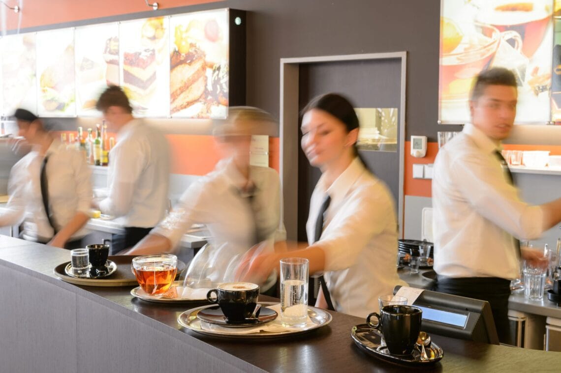Uma equipe bem treinada e motivada é fundamental para garantir alta produtividade na cozinha industrial. Investir em programas de capacitação contínua e em práticas de incentivo pode transformar o ambiente de trabalho, promovendo a eficiência e a colaboração. Quando os funcionários entendem claramente seus papéis e são reconhecidos por seu desempenho, a operação se torna mais ágil e os resultados, mais positivos. Além disso, a motivação contribui para a retenção de talentos, essencial para o sucesso a longo prazo.
