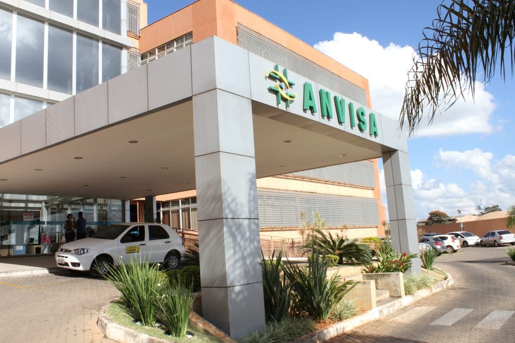 Normas da Anvisa para restaurantes garantem a segurança alimentar, exigindo boas práticas de higiene, controle de pragas, e armazenamento adequado dos alimentos para proteger a saúde dos consumidores.