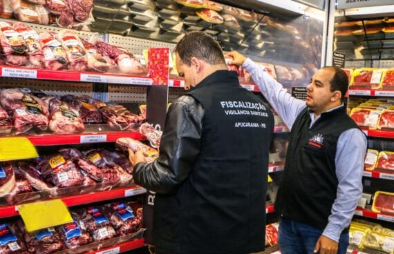 A documentação exigida pela Vigilância Sanitária é fundamental para assegurar que estabelecimentos comerciais, indústrias e serviços de saúde atendam aos requisitos regulatórios e operem de forma segura e higiênica. Essa documentação pode variar de acordo com o tipo de estabelecimento e a natureza de suas atividades, mas geralmente inclui licenças de funcionamento, registros de produtos, certificados de boas práticas, fichas técnicas de preparo, planos de gerenciamento de resíduos, entre outros. Manter toda a documentação em ordem não apenas garante a conformidade com as normas sanitárias, mas também protege a saúde dos consumidores e fortalece a reputação do estabelecimento. Além disso, estar preparado para apresentar a documentação exigida durante inspeções da Vigilância Sanitária é essencial para evitar multas e outras penalidades. Em suma, a documentação exigida pela Vigilância Sanitária é um componente essencial da gestão de qualidade e segurança em diversos setores, promovendo um ambiente saudável e confiável para todos.