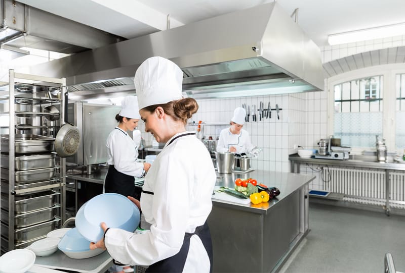 Saiba como lidar com funcionários difíceis em uma cozinha industrial 
