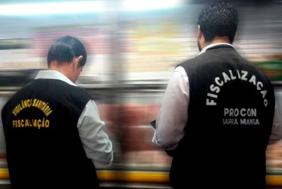 As visitas de fiscais da Anvisa são parte essencial do monitoramento e controle da qualidade sanitária em diversos estabelecimentos, incluindo indústrias farmacêuticas, alimentícias, cosméticas e de produtos para saúde. Durante essas visitas, os fiscais avaliam o cumprimento das normas sanitárias e de boas práticas de fabricação estabelecidas pela agência, verificando aspectos como higiene, armazenamento, manipulação de produtos e documentação. O objetivo dessas visitas é garantir a segurança dos produtos oferecidos ao consumidor e prevenir riscos à saúde pública. Empresas que recebem visitas de fiscais da Anvisa devem estar preparadas para demonstrar total conformidade com as regulamentações vigentes, seguindo padrões elevados de qualidade e segurança em todas as etapas de produção. Fui-multado-pela-Vigilância-Sanitária-o-que-fazer