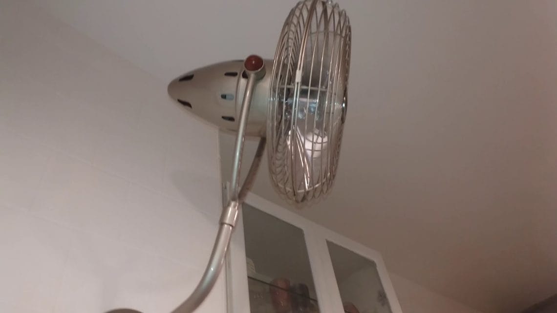 Para ventilar uma cozinha industrial, escolha exaustores e coifas de alta eficiência. Esses equipamentos são essenciais para capturar vapores e gorduras, mantendo o ambiente limpo e seguro.