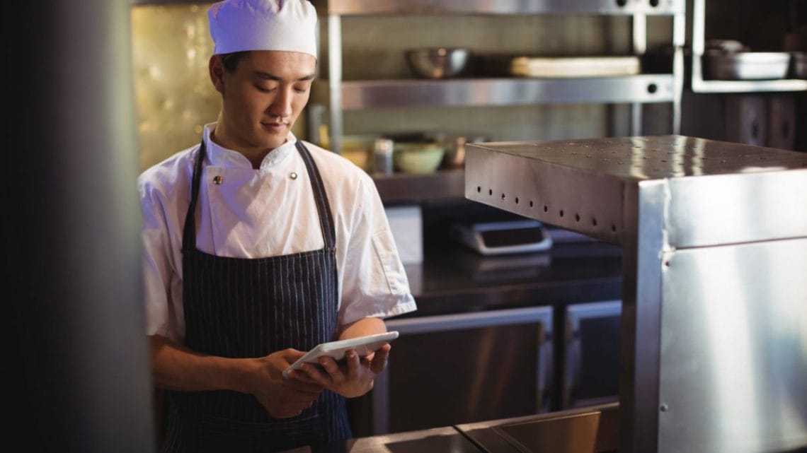 FICHAS TÉCNICAS DE PREPARAÇÃO - COMO FAZER - As fichas técnicas de preparação são ferramentas essenciais na gestão de cozinhas profissionais. Elas detalham cada etapa do processo de preparo dos pratos, incluindo ingredientes, quantidades, técnicas de cocção e tempos necessários. Com essas fichas, é possível garantir a padronização e a consistência dos pratos, independentemente de quem esteja na cozinha. Além de assegurar a qualidade constante, as fichas técnicas ajudam a controlar custos, minimizar desperdícios e facilitar o treinamento de novos funcionários, contribuindo para a eficiência e sucesso do estabelecimento.