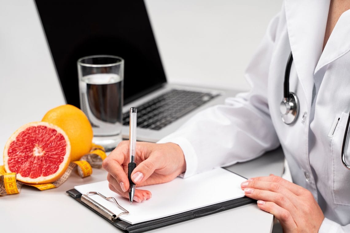 FICHAS TÉCNICAS DE PREPARAÇÃO - NUTRICIONISTA - No mundo da gastronomia, as fichas técnicas de preparação são instrumentos indispensáveis para garantir a excelência culinária. Elas especificam passo a passo como cada prato deve ser preparado, incluindo ingredientes, quantidades exatas, métodos de cocção e tempos de preparo. Esse rigor na documentação permite que todos os cozinheiros sigam o mesmo padrão, assegurando uniformidade e qualidade nos pratos servidos. Além de padronizar processos, as fichas técnicas são vitais para o controle de custos e otimização de recursos, tornando-se um aliado estratégico na gestão de cozinhas profissionais.