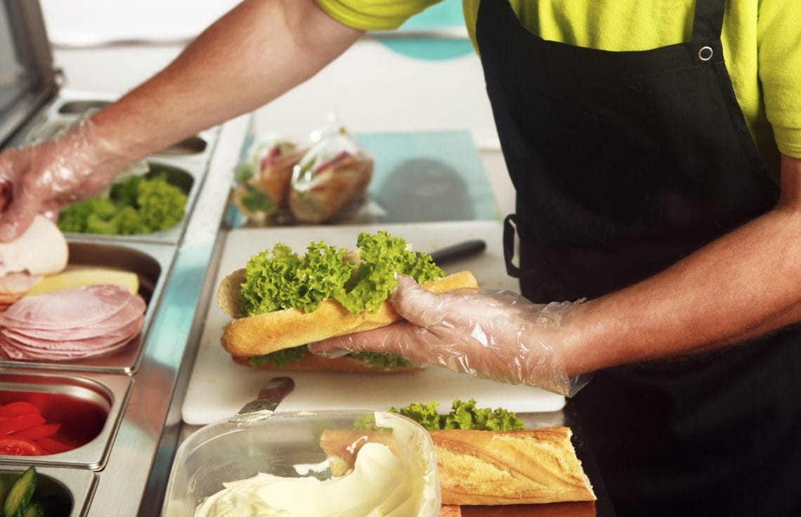 O treinamento de Boas Práticas de Fabricação (BPF) para alimentos é uma ferramenta poderosa para melhorar a eficiência e a segurança na produção alimentícia. Durante o treinamento, os funcionários aprendem sobre a importância da higiene, a correta manipulação de ingredientes e o controle de qualidade. Com as BPF implementadas, as empresas podem reduzir desperdícios, melhorar a qualidade dos produtos e cumprir todas as normas sanitárias.