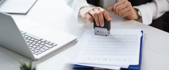 A AFE, ou Autorização de Funcionamento, é um documento essencial emitido pela Agência Nacional de Vigilância Sanitária (ANVISA) que permite a operação de empresas em setores específicos, como o farmacêutico, cosmético e de produtos para saúde. Para obter essa autorização, a empresa deve atender a uma série de requisitos rigorosos que garantem a segurança, qualidade e eficácia dos produtos comercializados. A AFE funciona como uma licença que atesta que a empresa segue todas as normas regulamentares e boas práticas de fabricação estabelecidas pela ANVISA, assegurando que seus produtos não representem riscos à saúde pública.