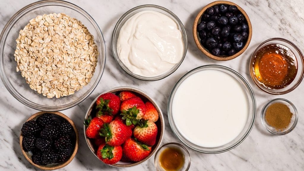 A criação de fichas técnicas de alimentos é um passo essencial para a padronização e eficiência na cozinha. Essas fichas documentam cada detalhe do preparo dos pratos, desde a escolha dos ingredientes até a apresentação final, assegurando que todos os itens sejam preparados da mesma maneira e com a mesma qualidade. As fichas técnicas de alimentos também são fundamentais para a gestão financeira do estabelecimento. Elas permitem calcular com precisão o custo de cada prato, ajudando a definir preços de venda competitivos e rentáveis. Além disso, ao minimizar desperdícios e otimizar o uso dos ingredientes, contribuem para a sustentabilidade e a rentabilidade do negócio.