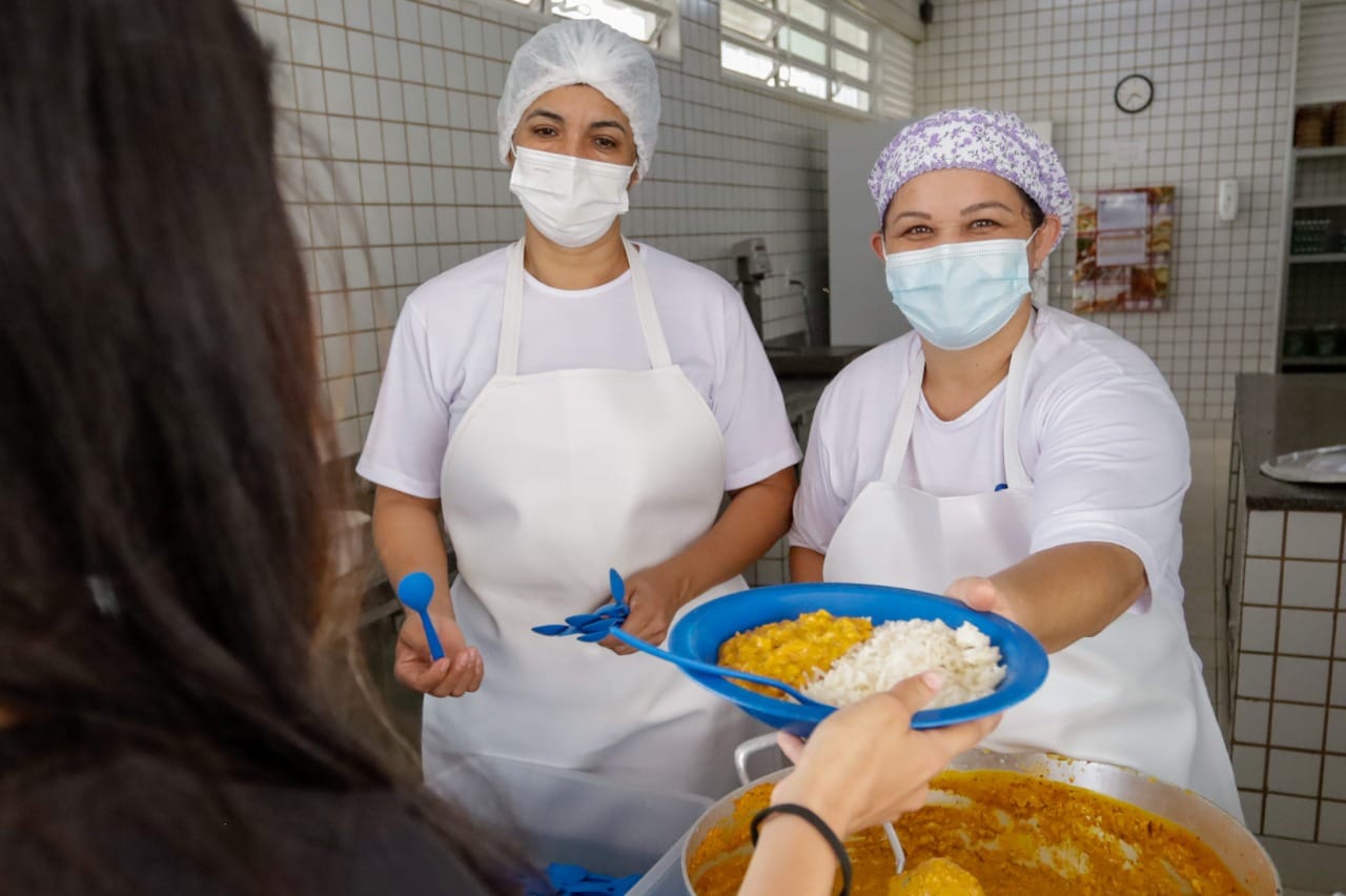 Manual de Boas Práticas para Escolas e Merendeira Escolar - Nutri
