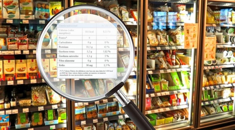 Entender para que serve os rótulos e quais informações devem apresentar é crucial para qualquer empresa. Eles comunicam tudo sobre o produto, desde ingredientes até instruções de armazenamento, assegurando conformidade e transparência.