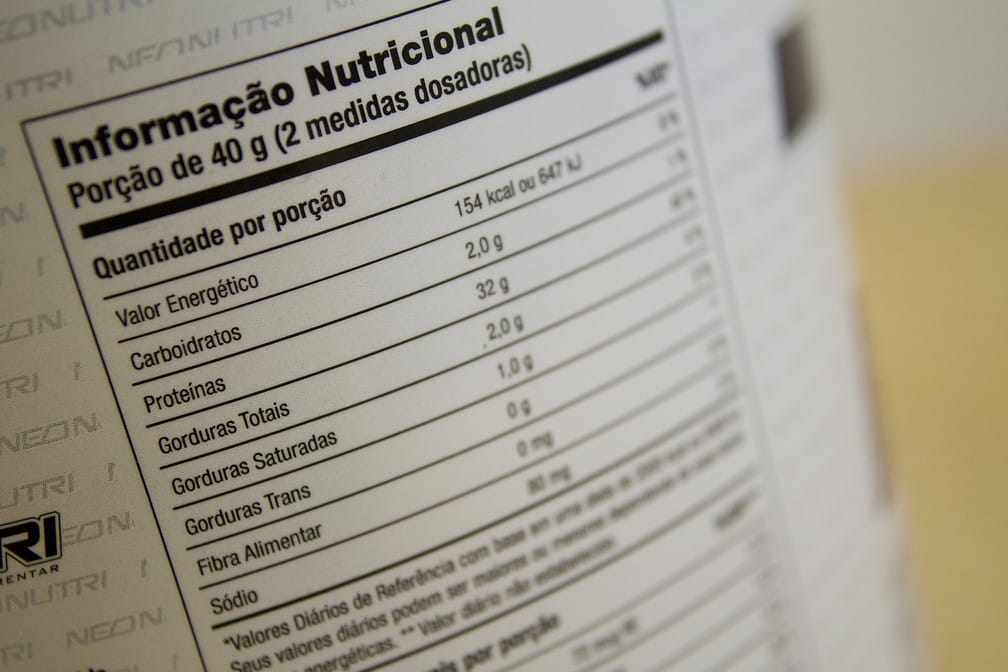 Produtos embalados em prateleira com rótulos claros e informativos, em conformidade com as exigências da Anvisa.