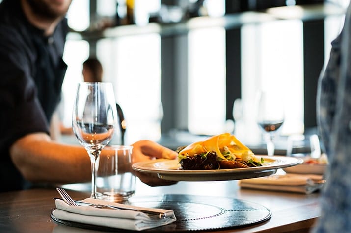 Um cliente oculto é alguém desconhecido que assume o papel de consumidor para avaliar os serviços oferecidos por uma empresa.