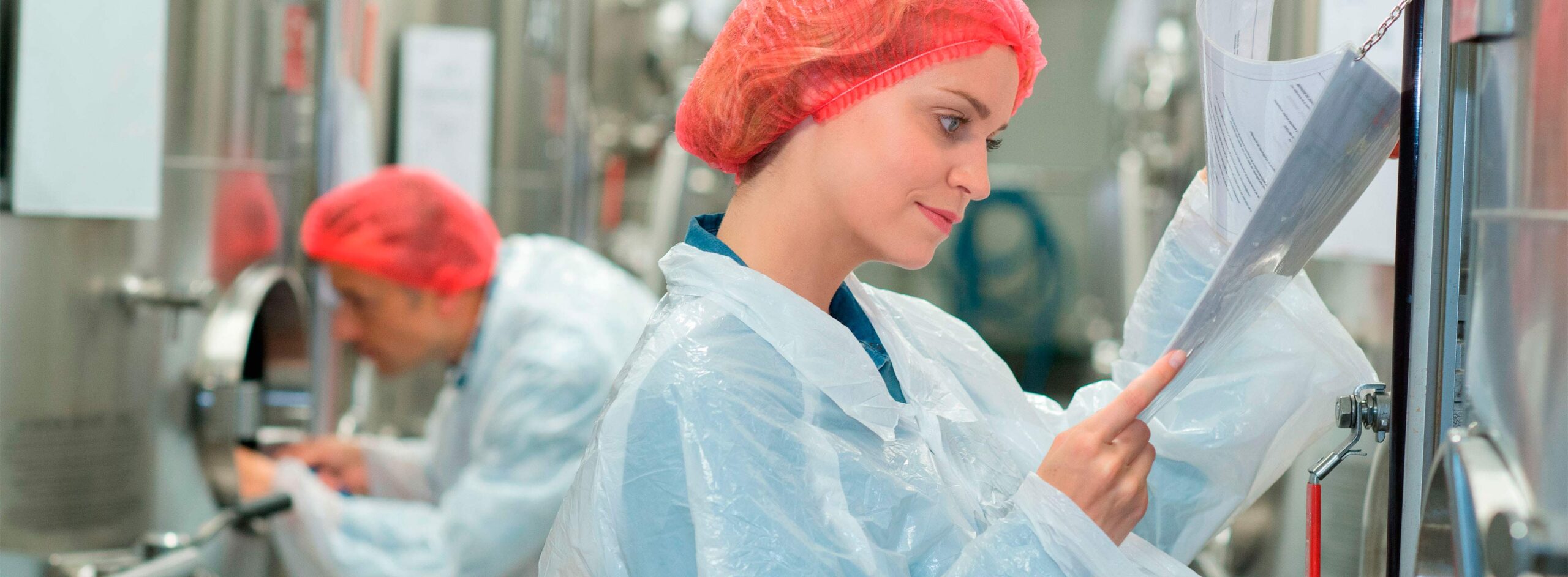 A avaliação e atualização periódica do manual de boas práticas de manipulação de alimentos são essenciais para manter a eficácia das diretrizes estabelecidas. As práticas e normas de segurança alimentar podem evoluir, e novas tecnologias e métodos de controle podem surgir. Portanto, é importante revisar regularmente o manual para incorporar essas mudanças e assegurar que ele continue a refletir as melhores práticas atuais. A atualização do manual também deve incluir feedback dos funcionários e resultados de auditorias internas e externas, garantindo que todos os aspectos da manipulação de alimentos estejam sempre em conformidade com os mais altos padrões de segurança e qualidade.