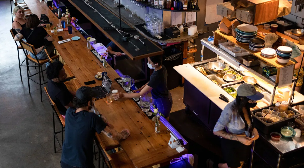 Normas da Vigilância Sanitária para bares e restaurantes determinam métodos adequados de armazenamento para prevenir contaminações.