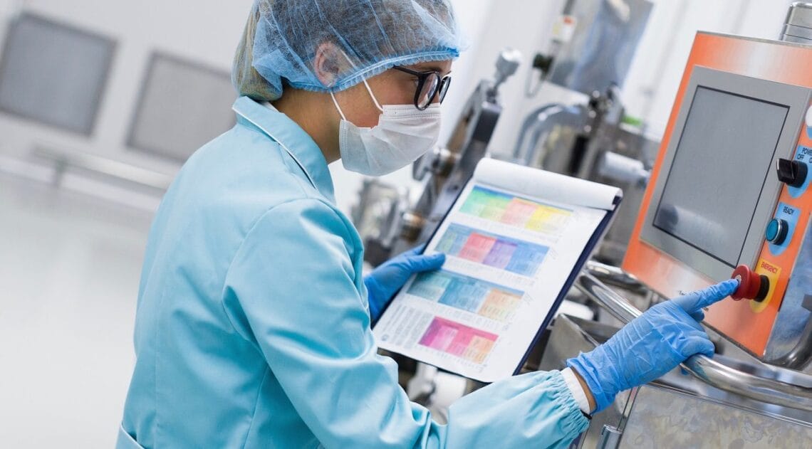 Profissionais realizando auditoria interna na indústria de alimentos para garantir conformidade com normas de segurança e qualidade.