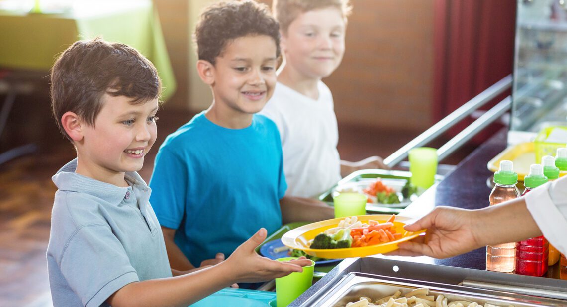 Monitoramento de alergias alimentares: Nutricionista RT revisando o cardápio para evitar alérgenos e garantir a segurança das crianças.