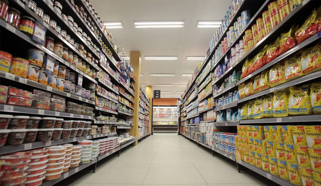 Auditoria interna de um Supermercado - Monitoramento constante para corrigir desvios rapidamente e garantir a conformidade com os padrões de segurança alimentar.