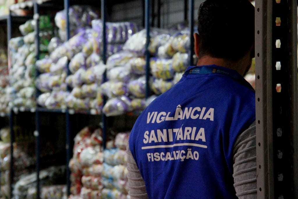 vigilância sanitária a visitar restaurante para fiscalizção