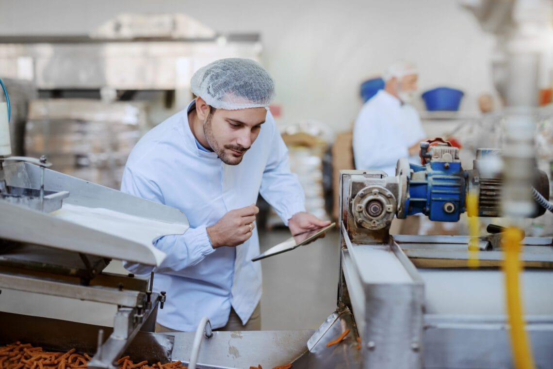 Serviços de consultoria sanitária em estabelecimentos alimentícios Nutricionista ministrando treinamento prático sobre segurança alimentar em buffet infantil