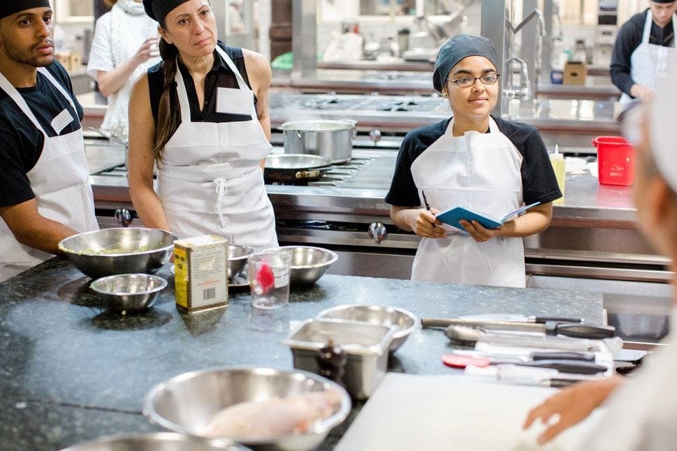 Oferecemos treinamentos para cozinhas profissionais com foco em segurança dos alimentos, eficiência e redução de não conformidades.